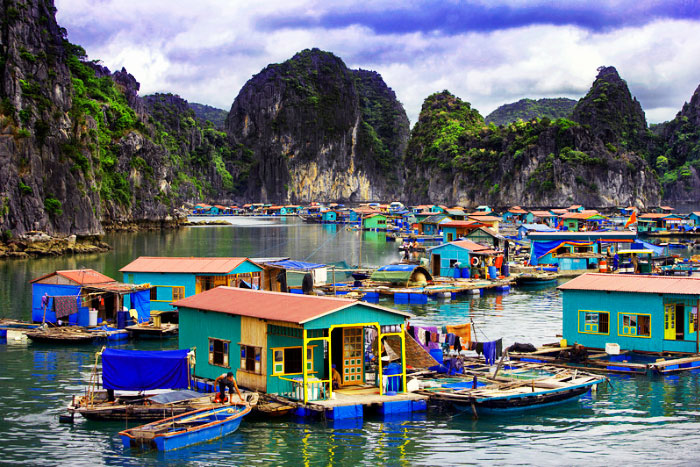 Village flottant sur la baie de Bai Tu Long.