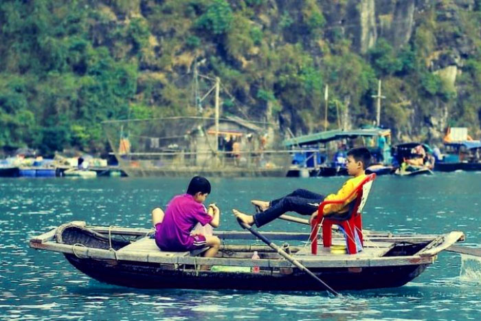 Le bateau en bambou est le moyen de transport le plus pratique des locaux
