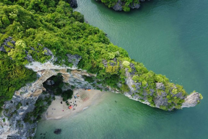 Camping sur une île déserte de la baie de Lan Ha