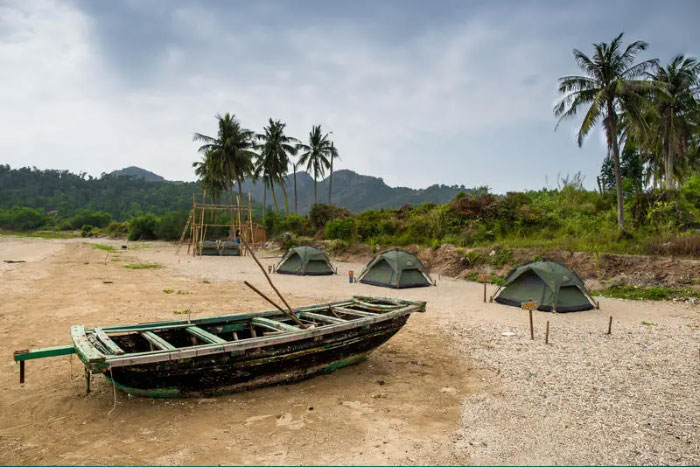 Camping sur la plage de l'île de Cat Ba