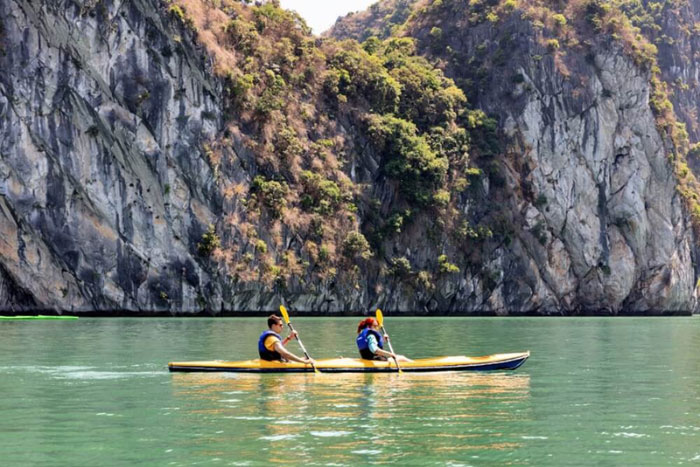 Kayak autour de la baie d'Halong.