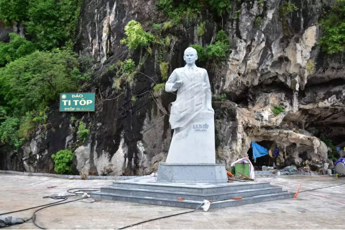 Statue de Titov sur l'île portant son nom.