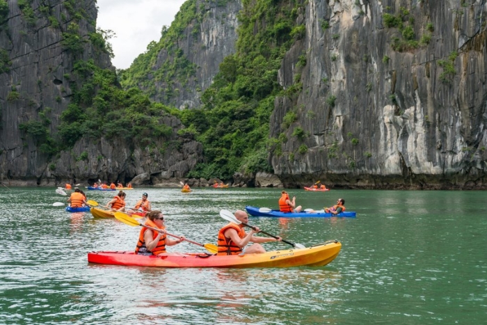 Faire le kayak pour explorer la baie de Lan Ha