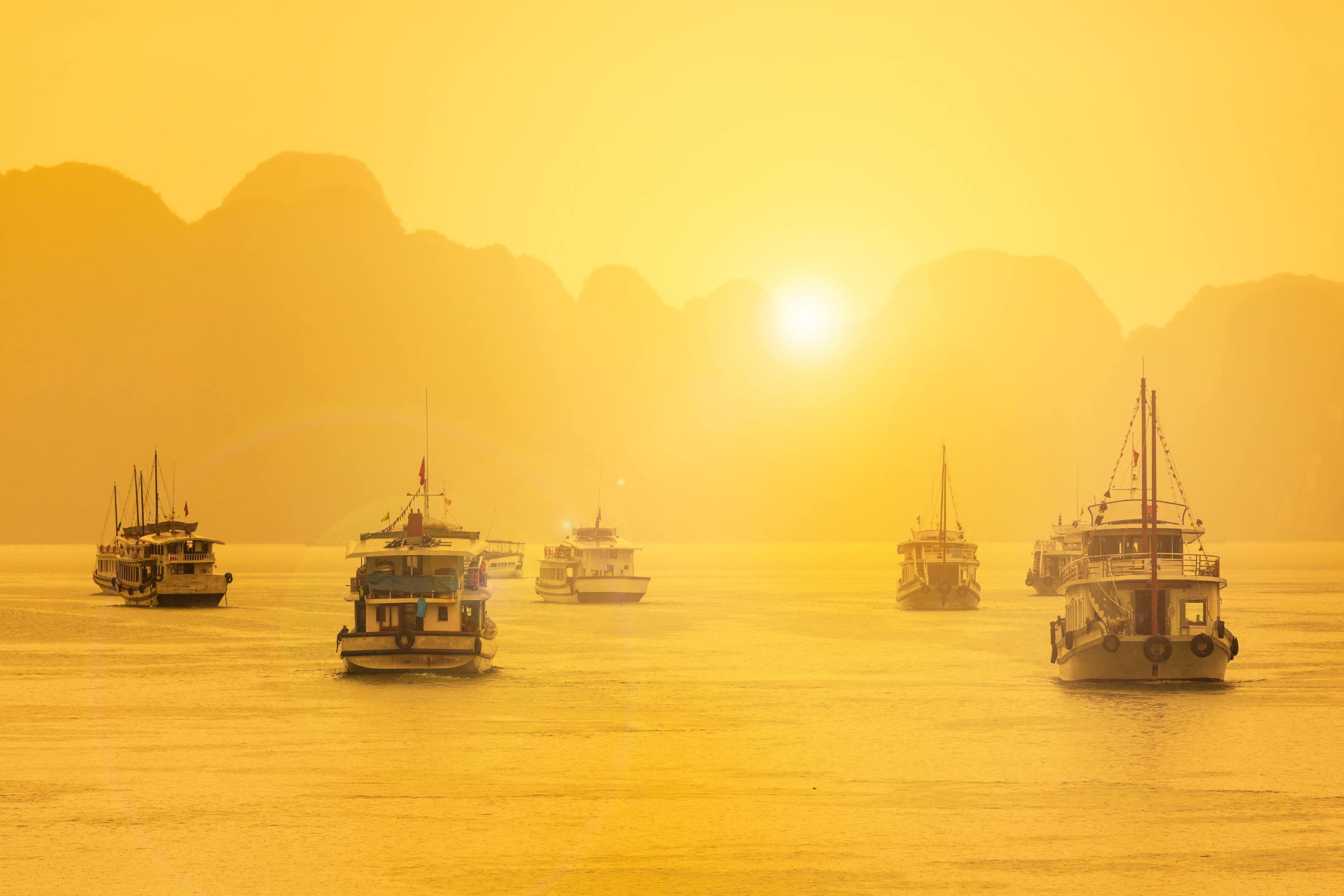 Baie d'Ha Long au lever du soleil