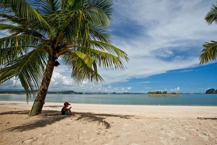 La plage relaxante de l'île de Tuan Chau.