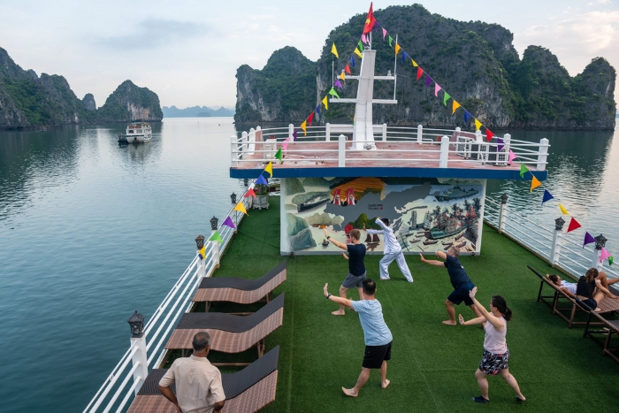 Activités bien-être à bord d’une croisière baie d’Halong : yoga, massage et cuisine vietnamienne