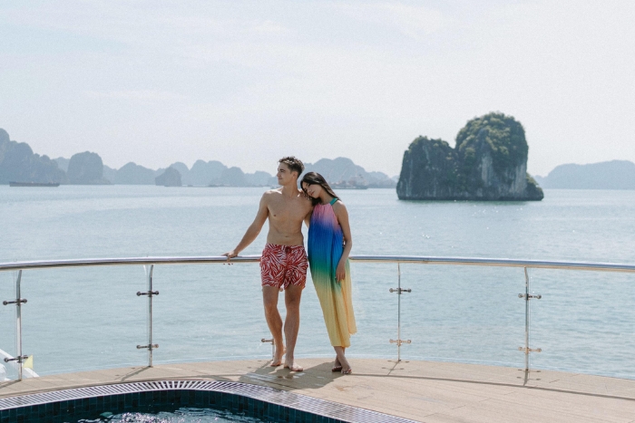 Meilleure croisière baie d’Halong pour les couples : cabine romantique avec vue sur la mer