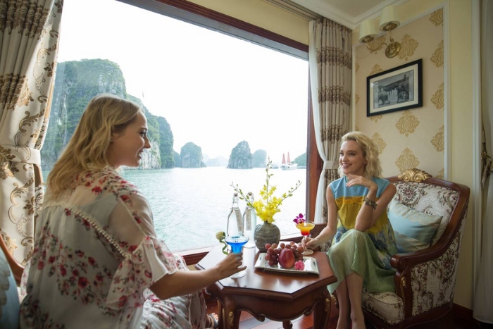 Cabine de luxe avec balcon lors d’une meilleure croisière baie d’Halong