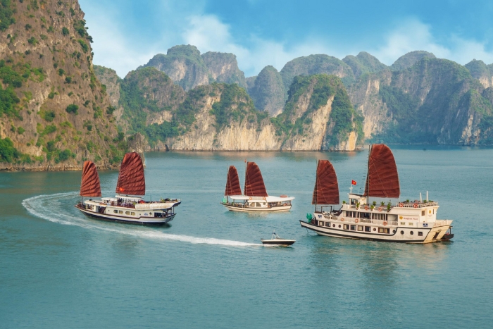 Jonque traditionnelle en bois – Une expérience authentique lors d’une croisière baie d’Halong