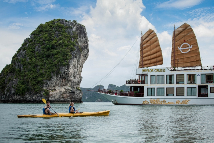 Activités sportives lors d’une croisière baie d’Halong – kayak, baignade et randonnée