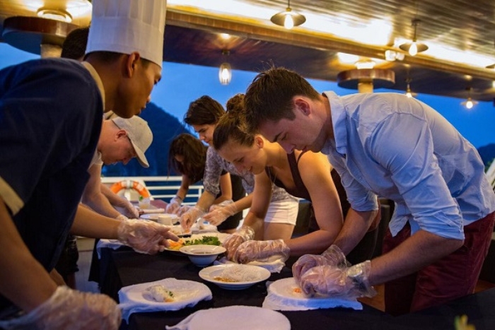 Un dîner chaleureux sur les eaux paisibles de la baie d’Halong