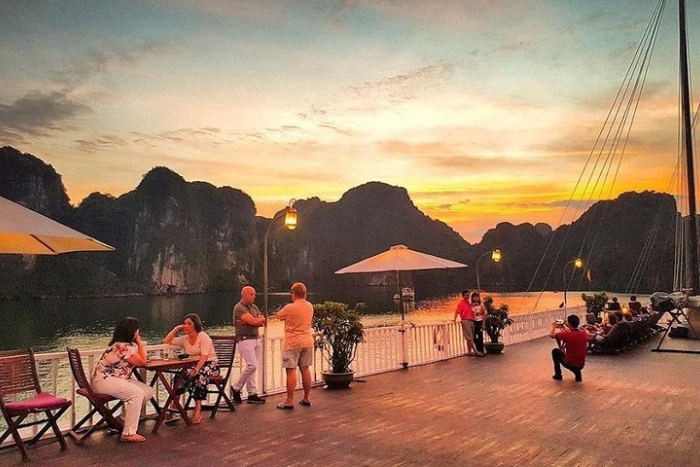 Panorama enchanteur sur la baie d’Halong depuis le pont du bateau