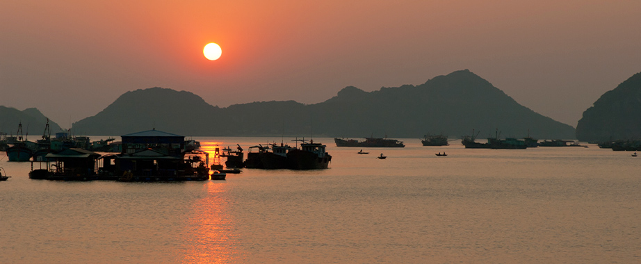 Lever du soleil dans la baie d'Halong