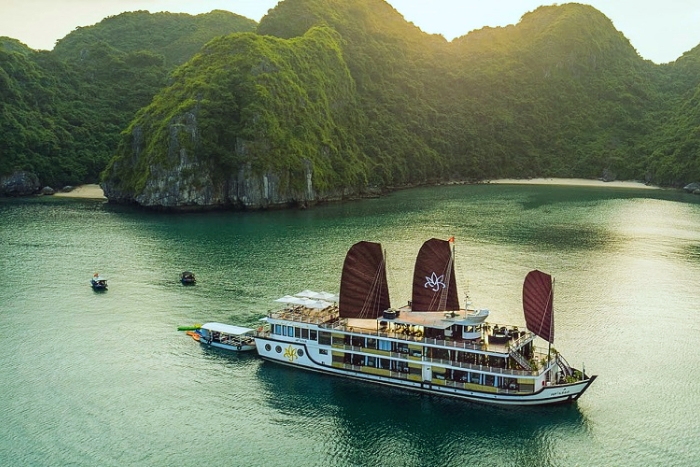 Entre ciel et mer: Croisière à Halong influencée par la météo à la baie d’Halong