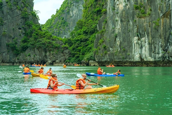 Glisser sur les eaux d&rsquo;&eacute;t&eacute; de la baie d&rsquo;Halong en kayak