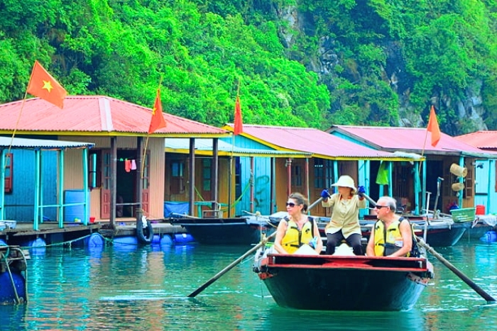 Rencontres authentiques dans les villages de pêcheurs de la baie d’Halong en hiver