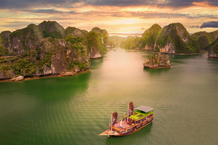 La beauté du lever de soleil dans la baie de Lan Ha