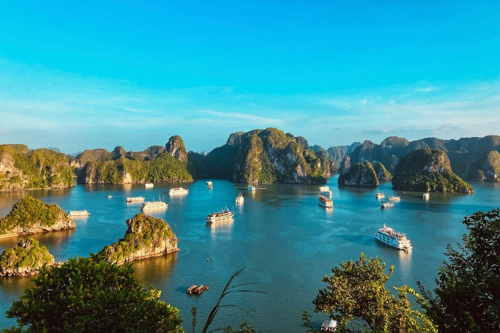 La baie d’Halong sous un soleil éclatant