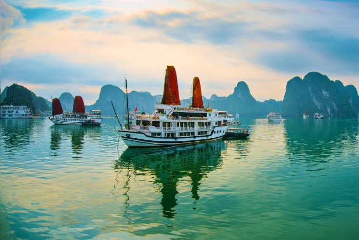 Croisière avec nuit à bord dans la baie d’Halong