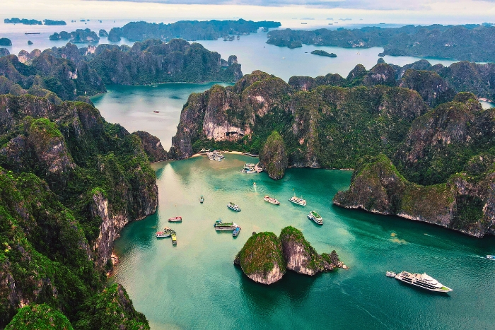 Formations calcaires emblématiques de la baie d’Halong