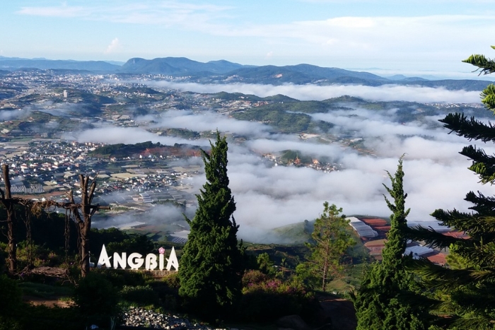 Vue depuis la montagne Langbiang