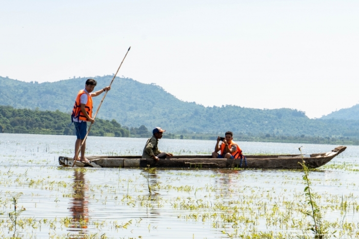 Voyager à Buon Ma Thuot - Navigation en pirogue traditionnelle sur le lac Lak