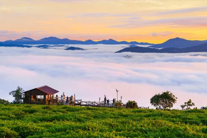 Lever du soleil sur la mer de nuages de Dalat