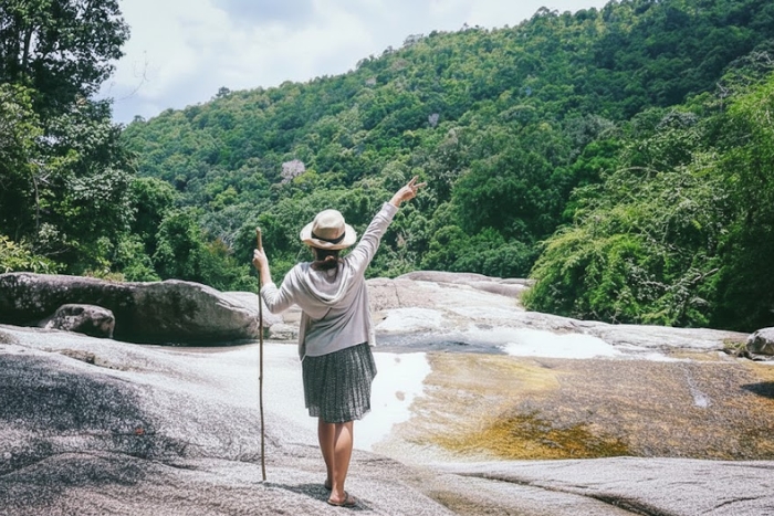 Trekking dans les paysages sauvages du parc national de Yok Don