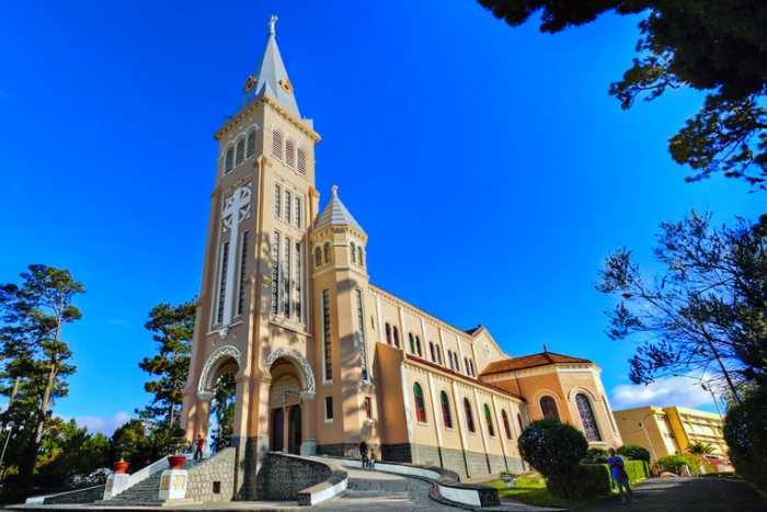 Architecture coloniale de la Cathédrale de Dalat