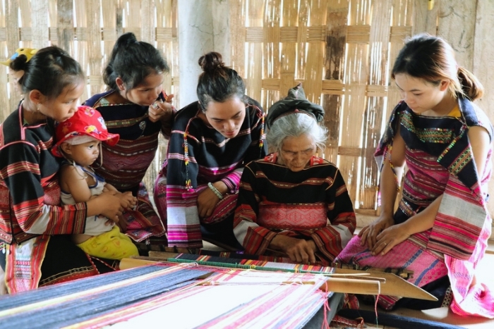 Tissage traditionnel Bahnar - Identité culturelle des Hauts Plateaux