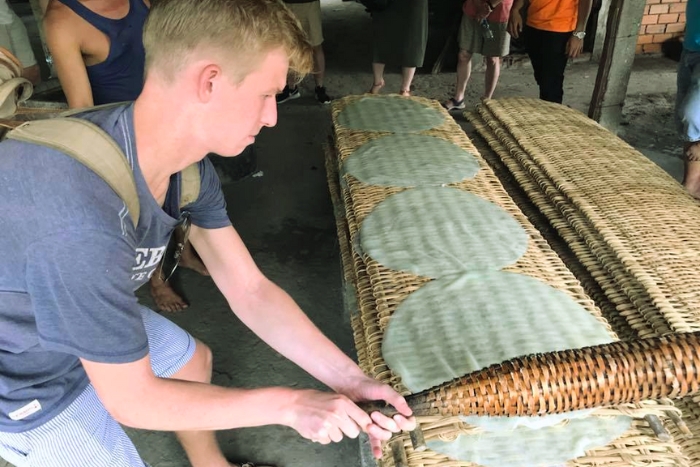 Exp&eacute;rience artisanale autour du hủ tiếu dans un atelier traditionnel de fabrication &agrave; Can Tho
