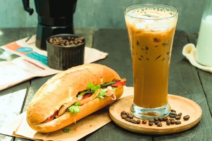 Saveurs du quotidien à Saigon - Bánh mì et café sữa đá sur le pouce