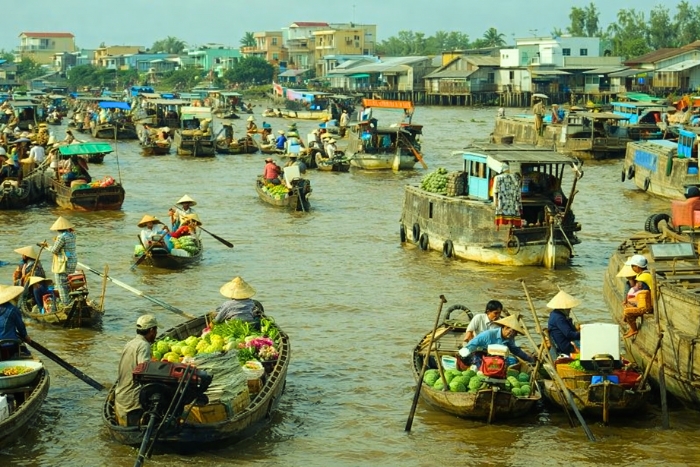 Sc&egrave;nes matinales sur le march&eacute; flottant de Cai Be