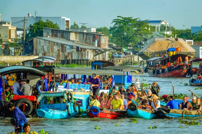 Ambiance anim&eacute;e du march&eacute; flottant de Cai Rang, c&oelig;ur vivant de la d&eacute;couverte Saigon M&eacute;kong Sud Vietnam