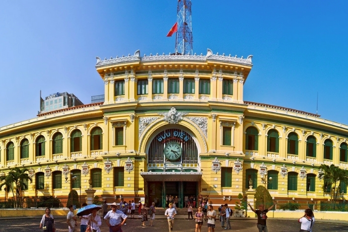 La Poste Centrale de Saigon brille sous le soleil