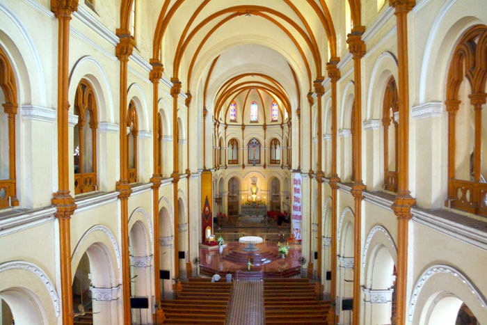 À l'intérieur de la cathédrale