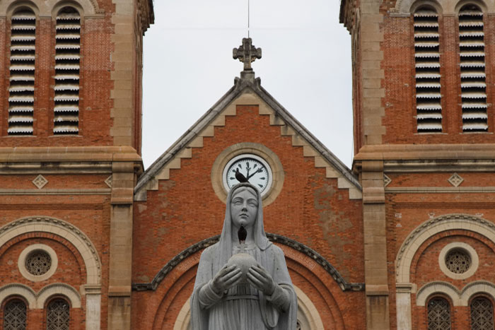 La statue bien reconnue devant