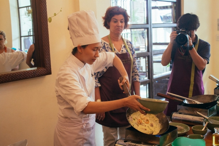 Notre cheffe, Mme Oanh, nous apprenait à réaliser le bánh xèo