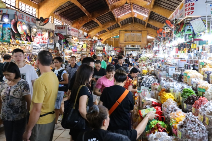 Ambiance animée à l'intérieur du marché de Ben Thanh