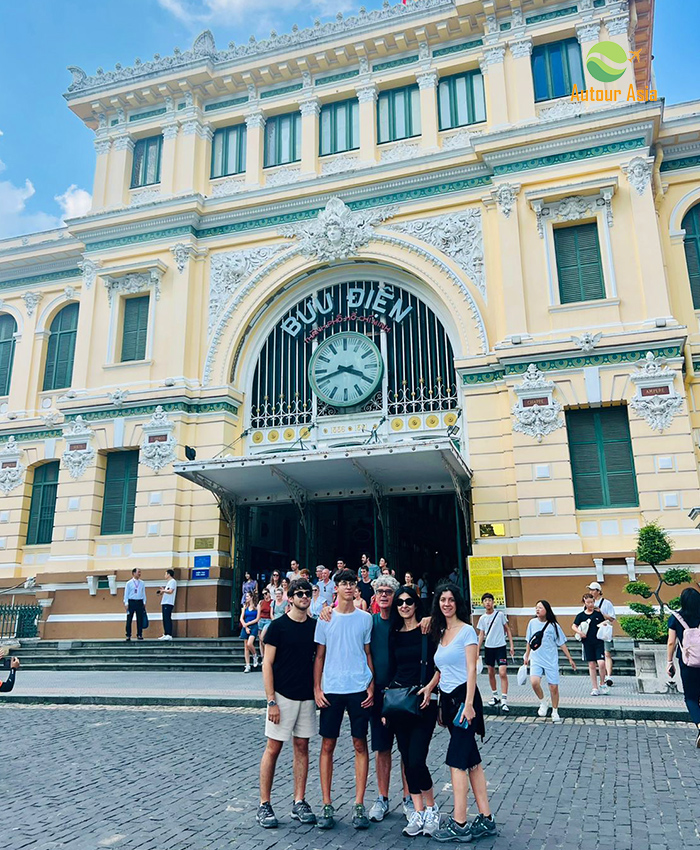 Touristes à Poste de Centrale de Saigon