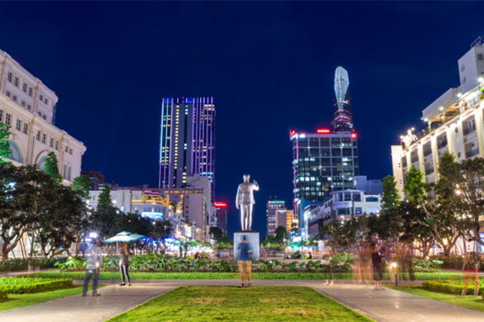 Rue piétonne Nguyen Hue la nuit