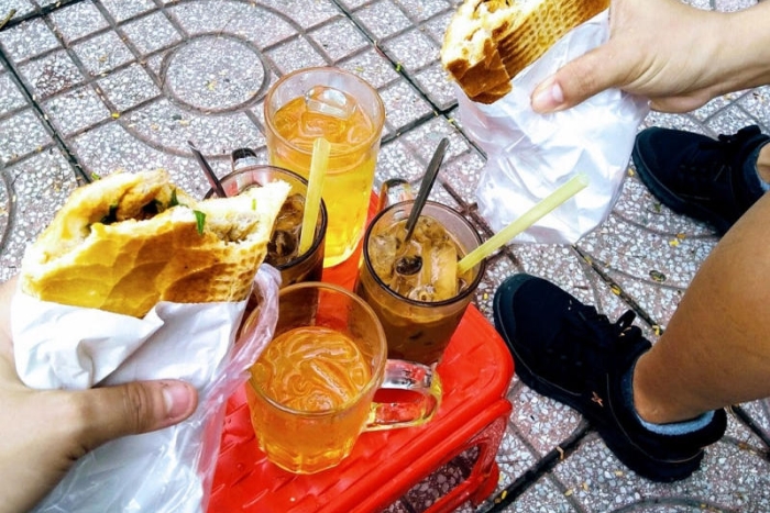 Cafe Bệt avec un b&aacute;nh m&igrave; croustillant