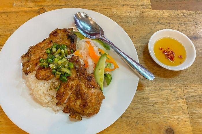 Dégustation de Com Tam, plat traditionnel vietnamien typique de Saigon