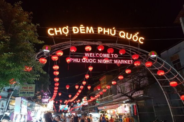 La vie nocturne animée et chaleureuse du marché de Duong Dong