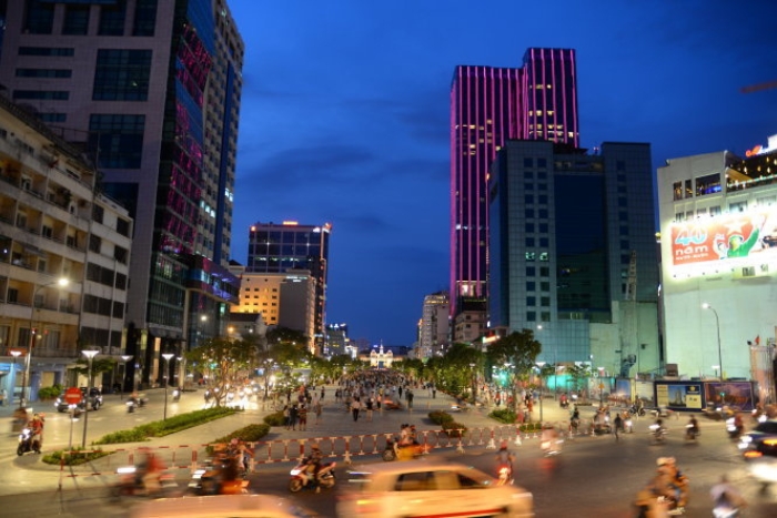 Vie nocturne dynamique sur la promenade piétonne Nguyen Hue