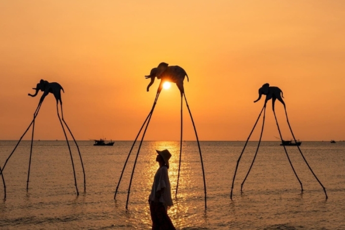 Admirer le coucher du soleil au Sunset Sanato Beach Club, un moment magique entre mer et ciel
