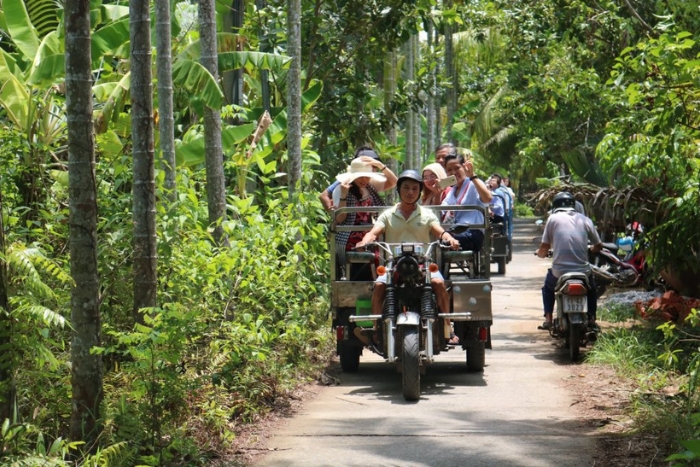 Traversée des rizières et des plaines en xe loi - un véhicule local à Ben Tre
