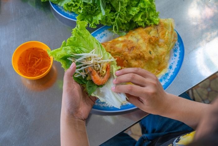 Banh xeo croustillant d&eacute;gust&eacute; pendant un street food tour &agrave; Saigon