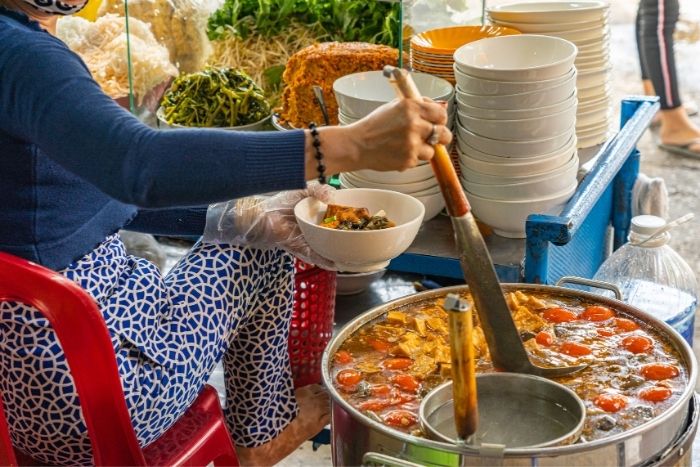 Street food tour &agrave; Saigon avec guide dans les march&eacute;s locaux du centre-ville