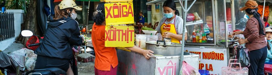 D&eacute;couverte de la cuisine de rue pendant un street food tour &agrave; Saigon
